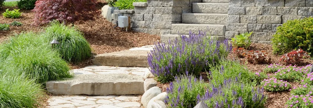 Gartenweg aus Steinplatten